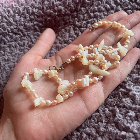 Handcrafted freshwater pearl and shell necklace - Picture 3 of 3